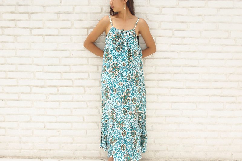 Batik Flower Ruffle Long Dress <Blue> - ชุดเดรส - วัสดุอื่นๆ สีน้ำเงิน