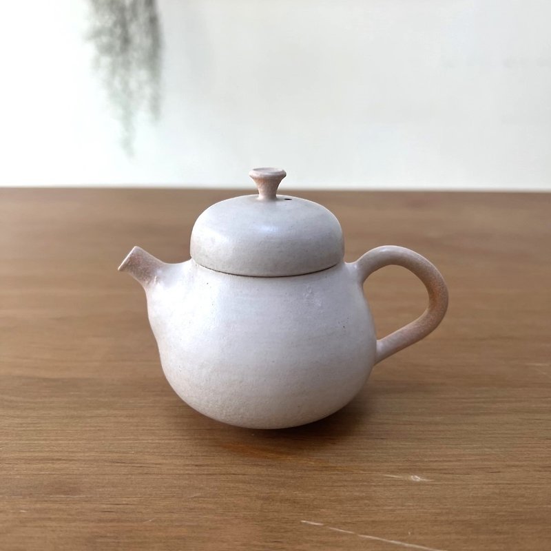 Sweet White Handmade Pottery High Hat Teapot - ถ้วย - ดินเผา ขาว