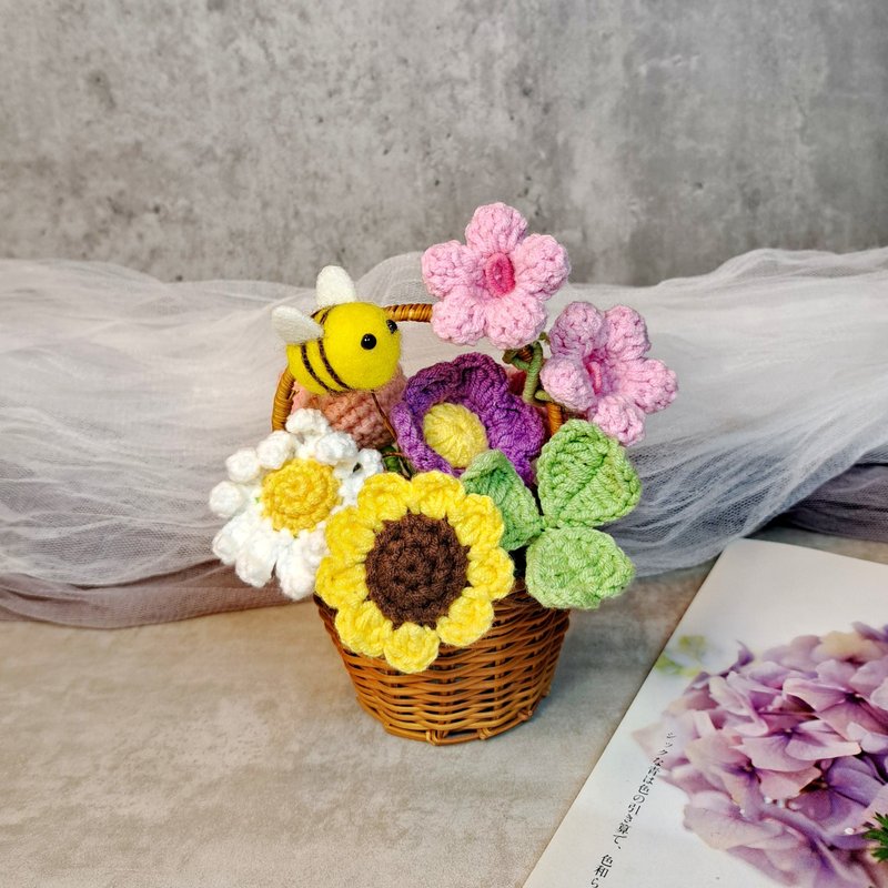 Crocheted Flowers Small Flower Basket Crocheted Flowers Birthday Gift Small Flower Basket Valentine's Day Mother's Day Home Decor - ของวางตกแต่ง - เส้นใยสังเคราะห์ สีส้ม