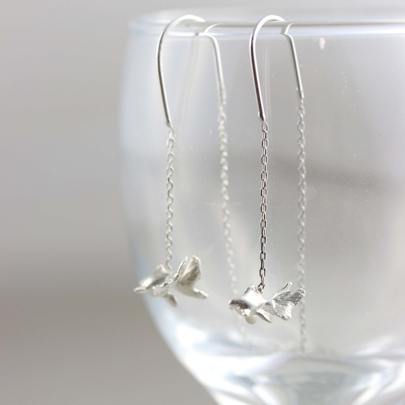 [Graduation Season Selection] Goldfish leisurely earrings (long) 925 Silver plated white K, anti-allergic - Earrings & Clip-ons - Silver Silver