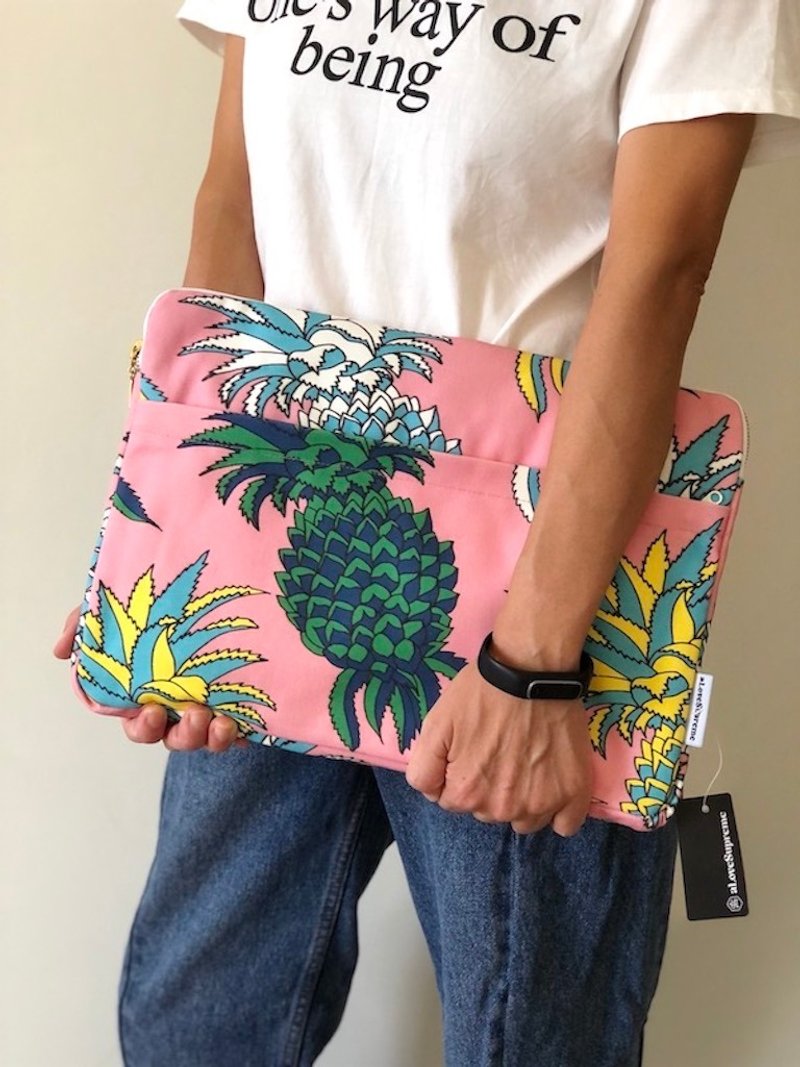 台灣獨家款aLovesupreme13吋電腦保護套/新增前置物口袋_粉紅鳳梨 - 電腦袋 - 棉．麻 