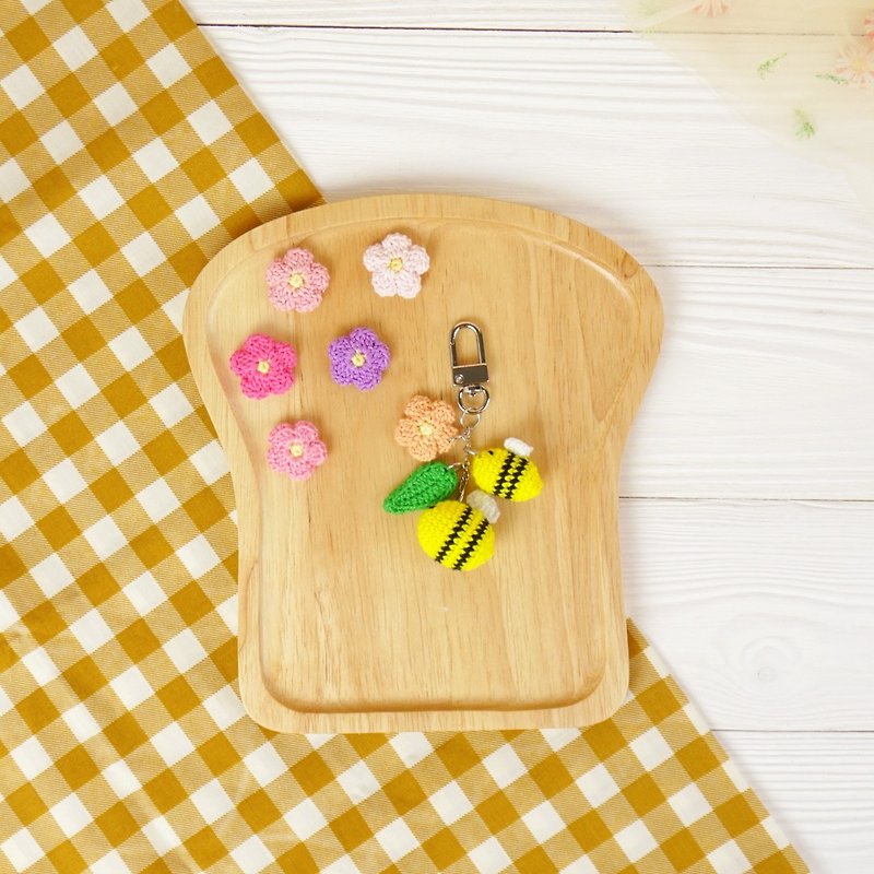 bee and flower keychain charm zipper  key ring key chain bag charm handmade gift - 吊飾 - 棉．麻 黃色