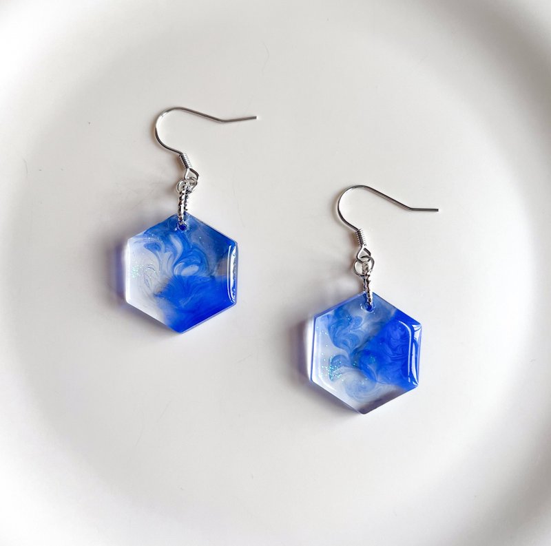 Dreamy Blue Handmade Earrings - ต่างหู - เรซิน สีน้ำเงิน