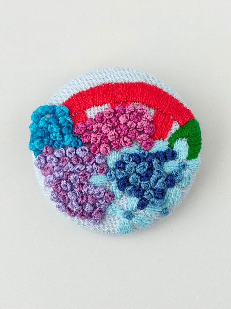 鮮やかな紫陽花と太鼓橋の刺繍ブローチ - 胸針 - 棉．麻 紅色