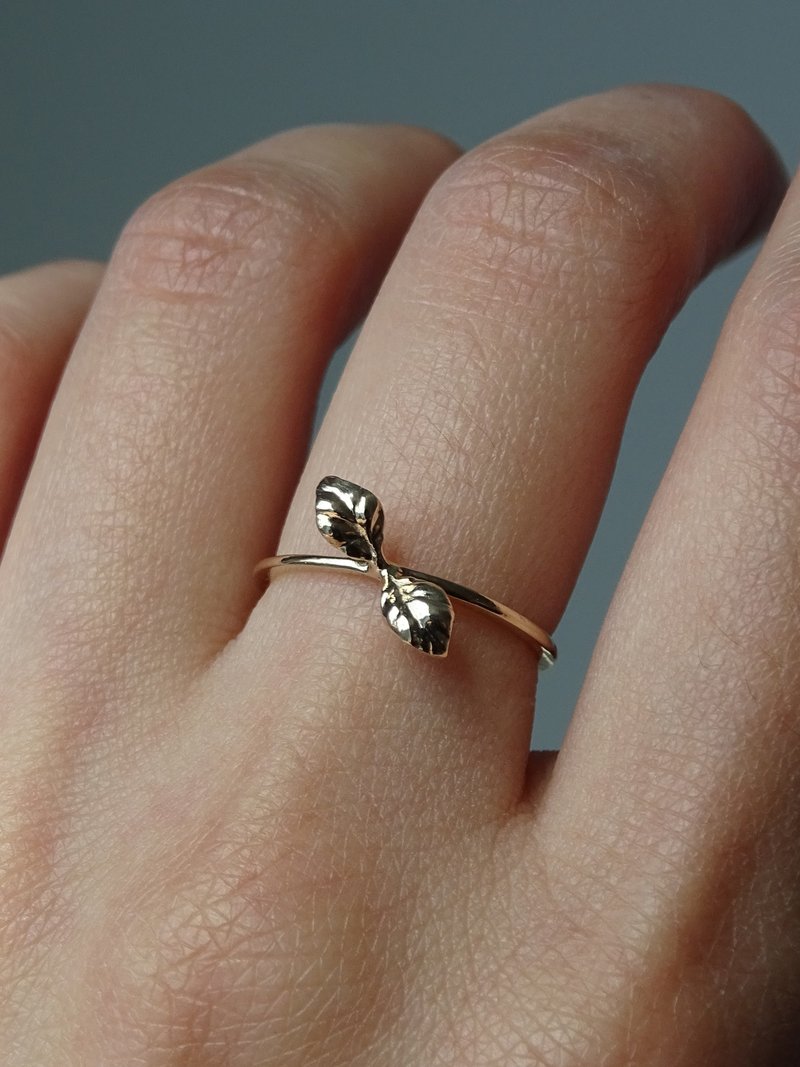 Seedling Ring. Solid gold stacking ring. Minimalist plant jewellery. - 戒指 - 貴金屬 金色