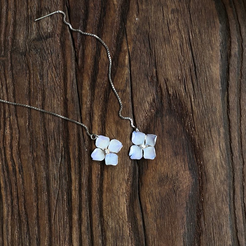 A hydrangea handmade flower earrings - สร้อยคอ - เงินแท้ 