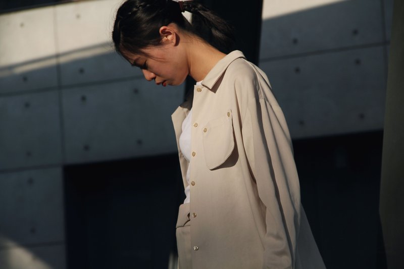 斜袋設計裇衫 - 米色 - 女襯衫 - 環保材質 卡其色