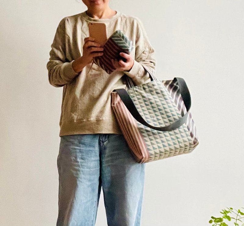 古家 手提肩/斜肩背包。雙面不同圖騰。內袋4格。名師設計布 - 側背包/斜背包 - 棉．麻 粉紅色