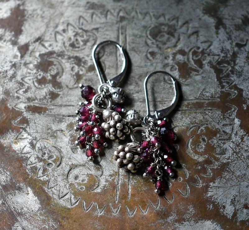 蕾カレンシルバーとたわわなガーネット、インドシルバー鈴のピアス - 耳環/耳夾/耳骨夾 - 其他金屬 紫色