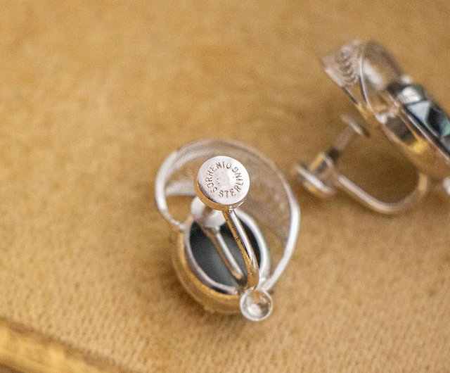 アメリカのソレントブランドのアンティークスターリングシルバーフィリグリークラフト象眼細工の楕円形カットヘマタイトイヤーボルト - ショップ  Vintage Jewelry Kiosk ピアス・イヤリング - Pinkoi