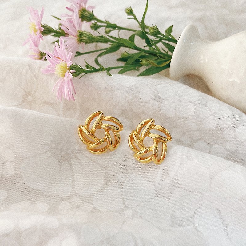 American antique old 80's jewelry / golden cherry blossom earrings - ต่างหู - โลหะ สีทอง