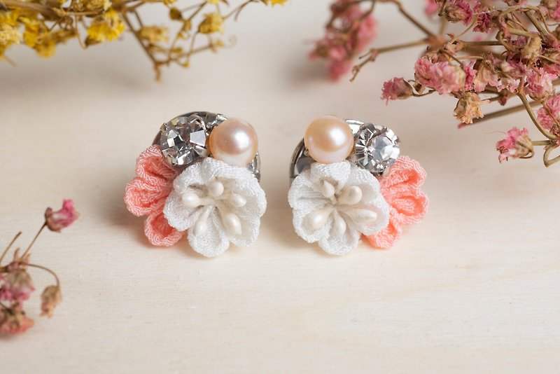 【小铃こすず】つまみ工業/Freshwater pearl crystal and wind cloth flower earrings (pink orange) - Earrings & Clip-ons - Other Man-Made Fibers Orange
