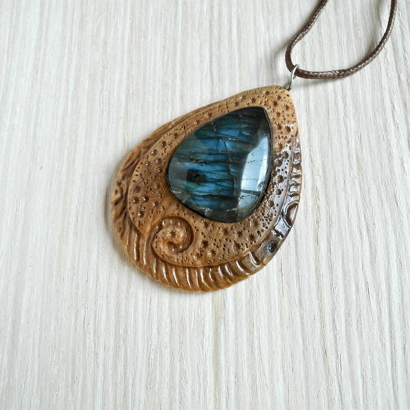 Wooden teardrop necklace with labradorite - สร้อยคอ - ไม้ หลากหลายสี
