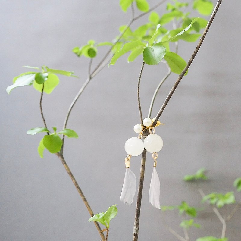 Pure white Agate with feather Non allergic  earrings - ต่างหู - เครื่องเพชรพลอย สีเทา