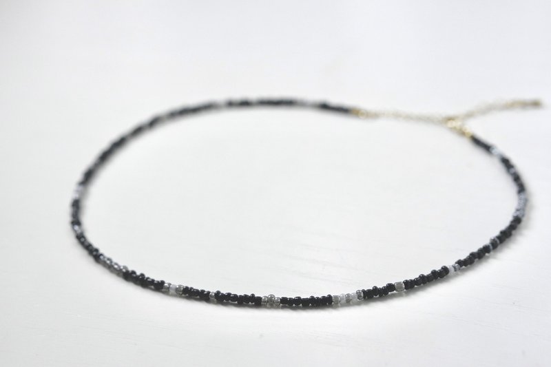 Midnight forest. Simple rice bead necklace. dark black - สร้อยคอ - อะคริลิค สีดำ