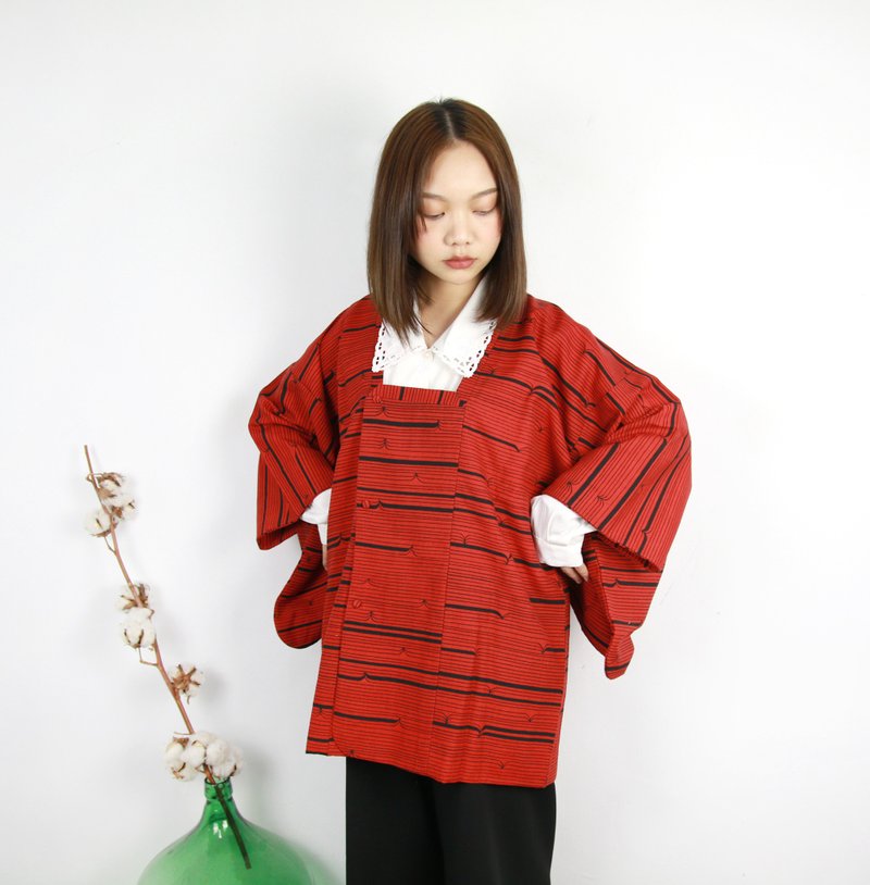 Back to Green-日本帶回羽織 道行 紅底黑線條 /vintage kimono - 女大衣/外套 - 絲．絹 