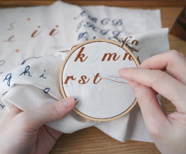 刺繍コピーブック 英語の筆記体アルファベットの練習指導ビデオには 星の王子さまの古典的な引用のプリント布が付属しています ショップ Cloth Goods 編み物 刺繍 羊毛フェルト 裁縫 Pinkoi