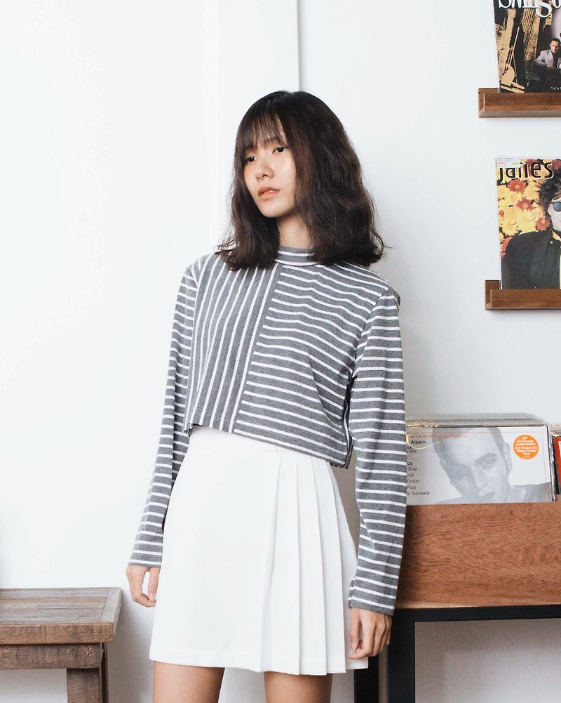 MINIMAL GREY-WHITE STRIPE COTTON CROP TOP WITH LONG SLEEVE AND HIGH NECK - 女上衣/長袖上衣 - 棉．麻 灰色