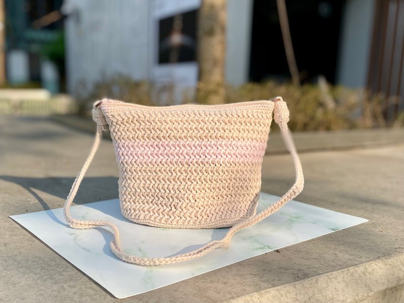 Cotton rope woven one-shoulder color-blocked small bucket bag - กระเป๋าแมสเซนเจอร์ - ผ้าฝ้าย/ผ้าลินิน หลากหลายสี