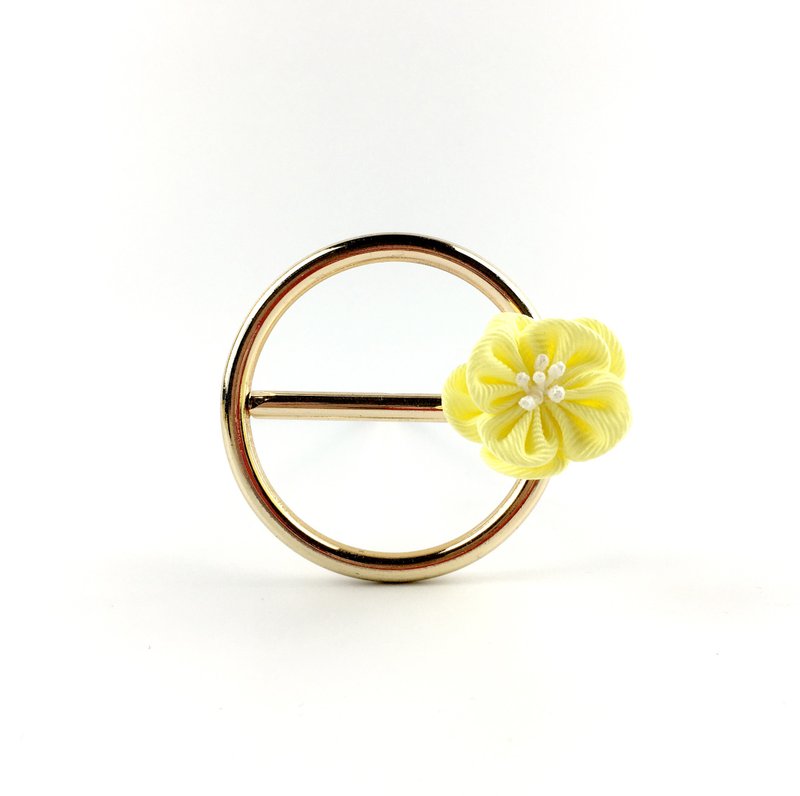 Kaika Ato / Camellia tea-small light yellow / Japanese style cloth flower / つまみ簡工花簪 - เครื่องประดับผม - วัสดุอื่นๆ สีเหลือง