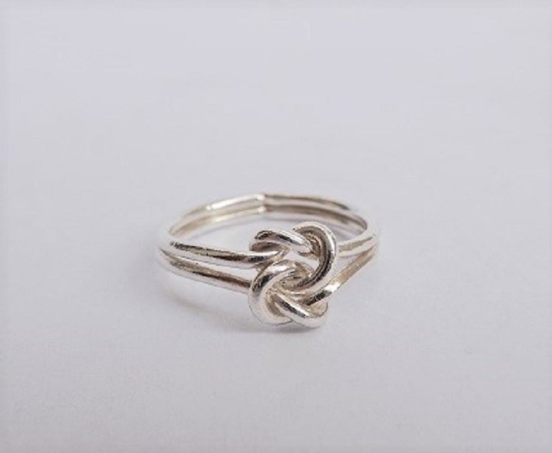 Double knot sterling silver ring - แหวนทั่วไป - โลหะ สีเงิน