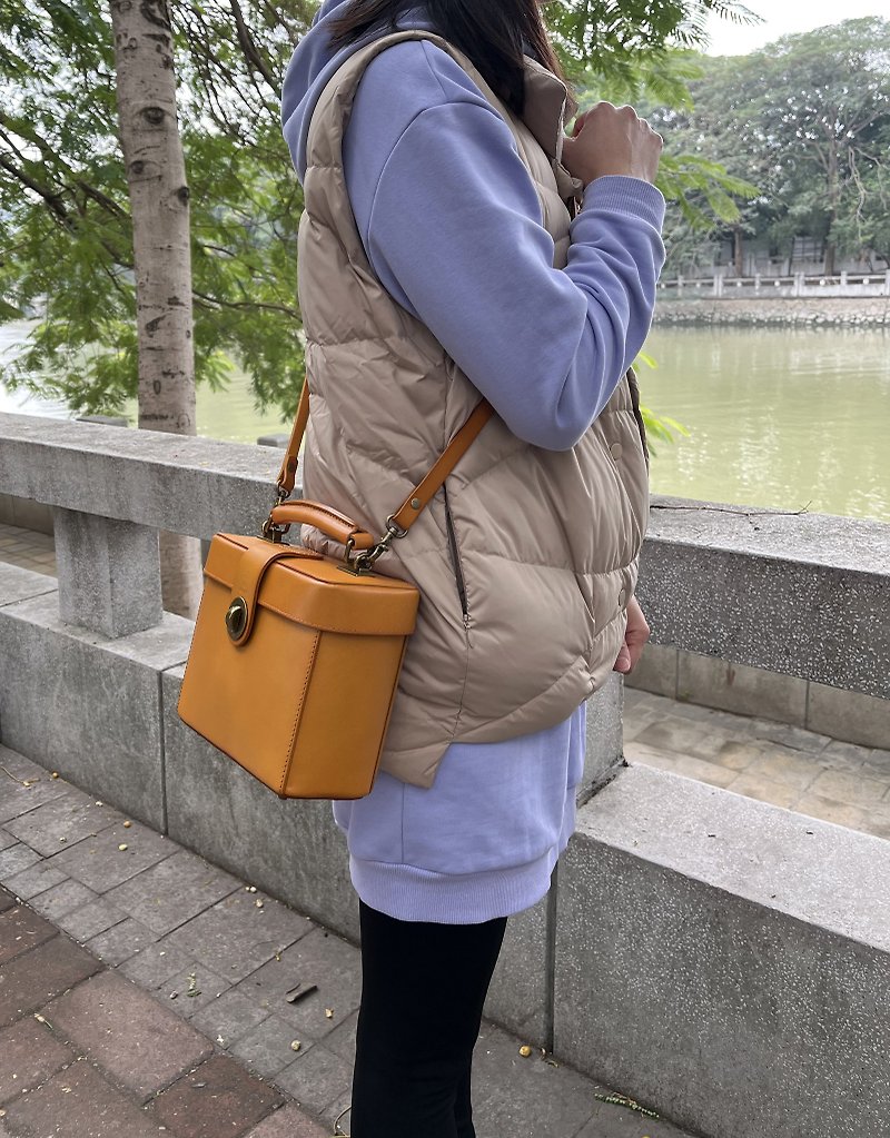 Hand-made classic doctor bag original retro messenger bag vegetable tanned leather small square bag free lettering printed trademark - กระเป๋าแมสเซนเจอร์ - หนังแท้ 