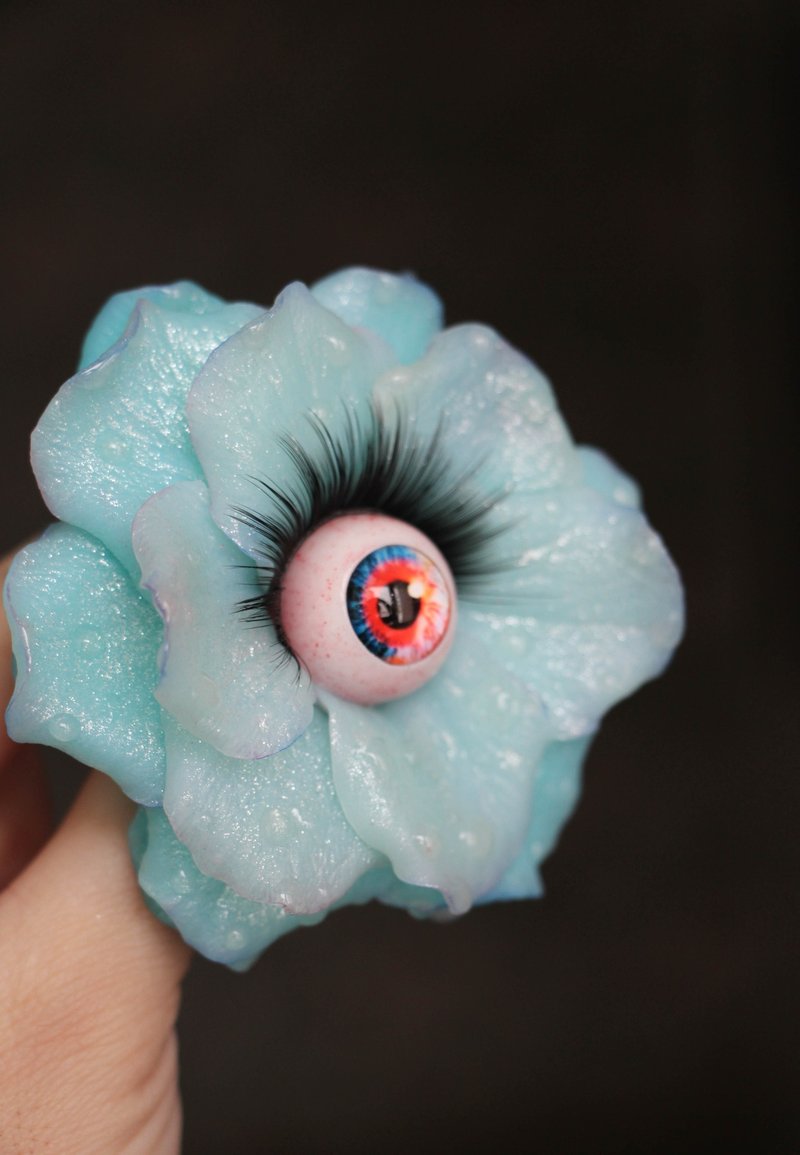 Wild blue flower brooch, Creepy jewelry - เข็มกลัด - วัสดุอื่นๆ สีน้ำเงิน