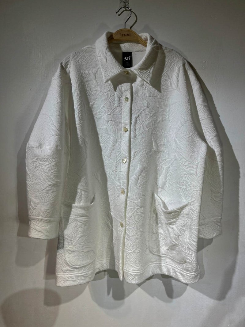 白色立體提花柔肩切線鐘形袖襯衫(有雙口袋) - 女襯衫 - 聚酯纖維 白色