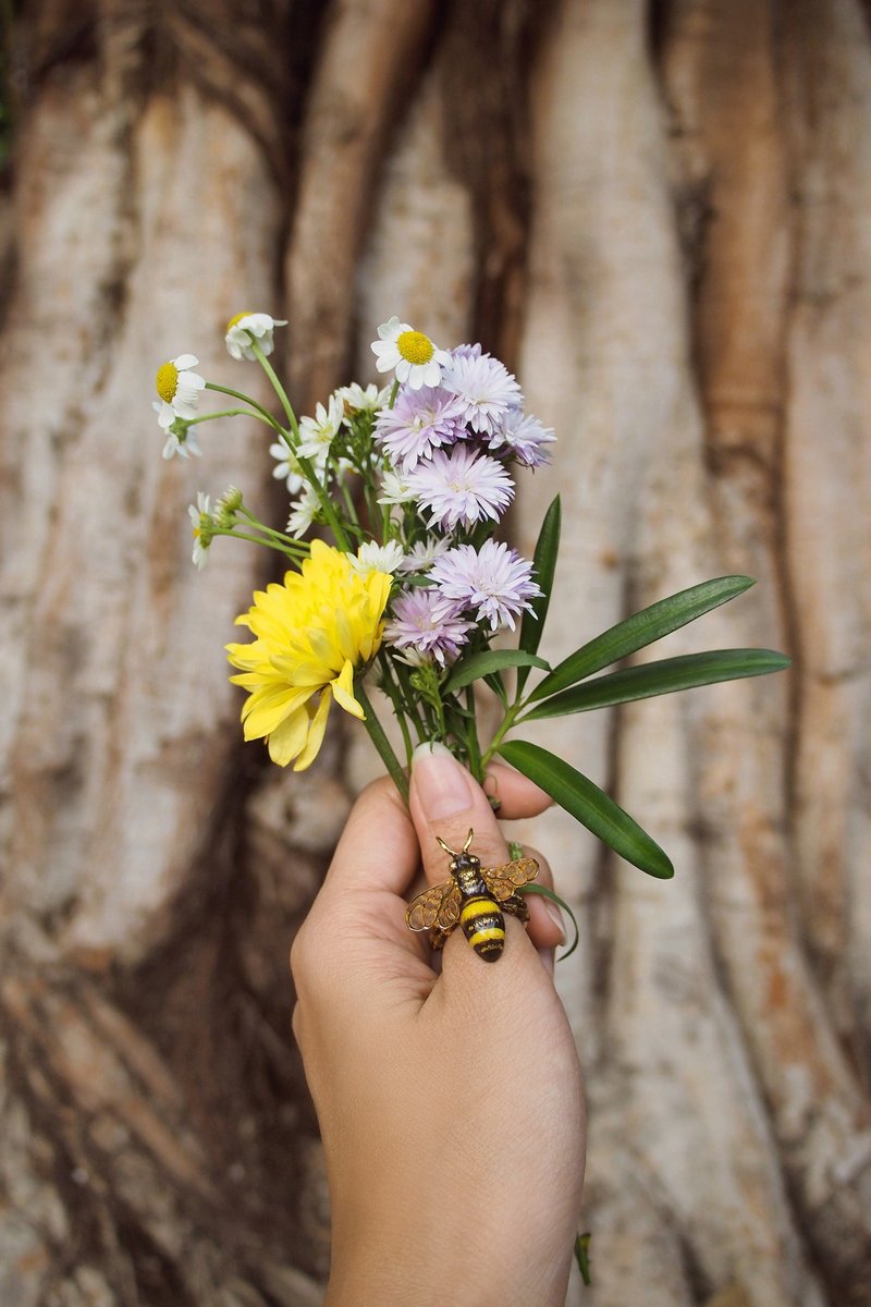 Bee Honey Bee Ring, Enamel Ring, Handmade jewelry,Gift for her. - 戒指 - 其他金屬 黃色