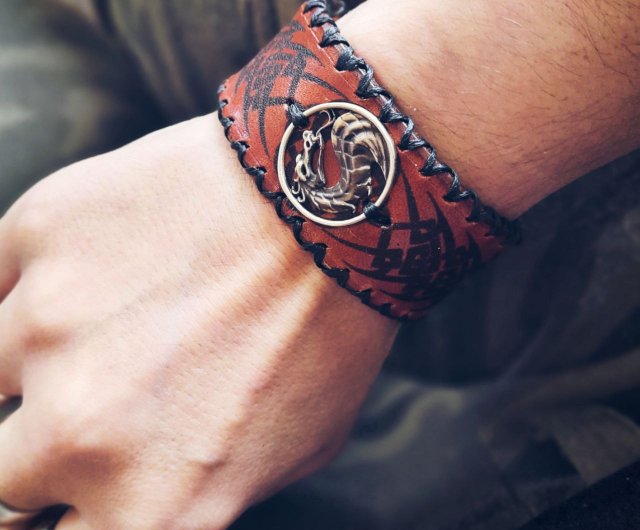 ドラゴンストレングスレザーカフ 部族模様の幅広ブレスレット
