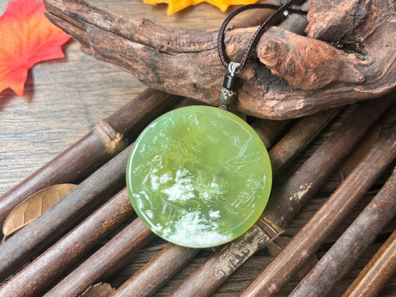 【一物一圖】天然岫玉 青提奶蓋山水雙面雕刻圓牌吊墜 手編繩項鍊 - 項鍊 - 玉石 綠色