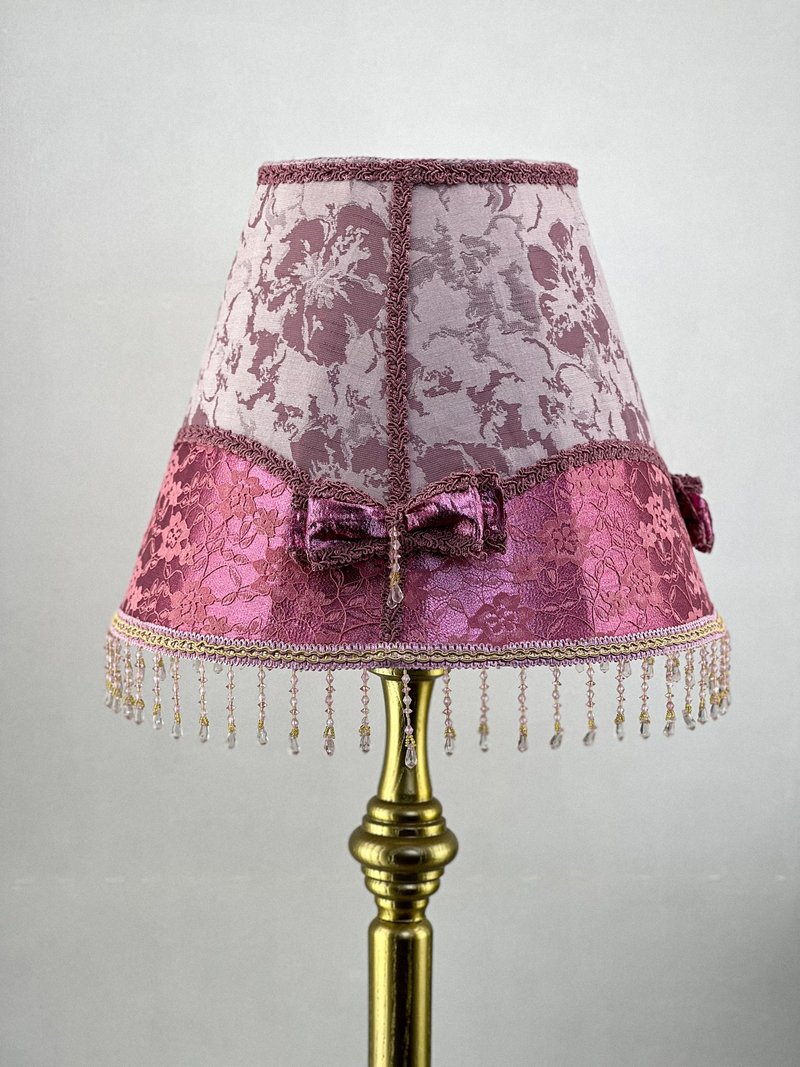 Victorian lampshade pink tapestry and guipure with fringe - โคมไฟ - วัสดุอื่นๆ สึชมพู