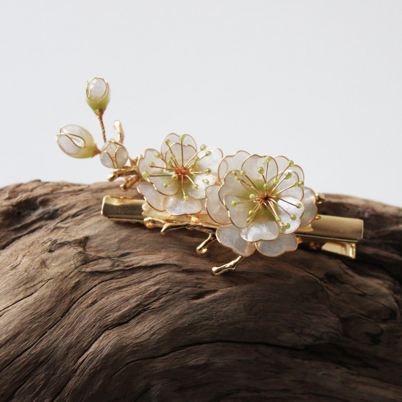 [Green Calyx Plum Hairpin] Plum handmade Bronze wire resin hair accessories/hairpins - เครื่องประดับผม - เรซิน ขาว