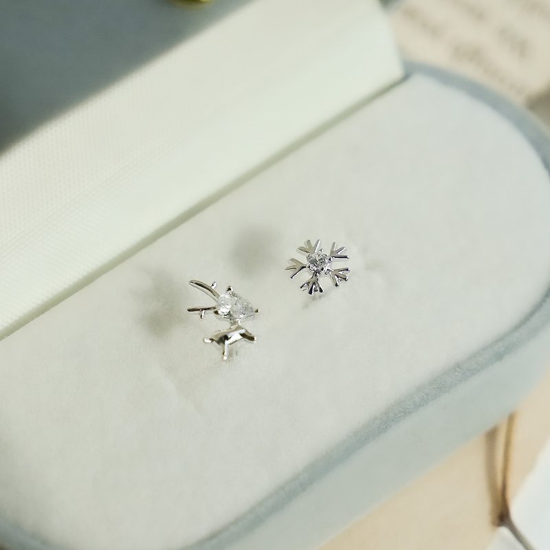 [Christmas Gift Box] 925 sterling silver plated white K snowflake elk asymmetrical earrings exchange gift - Earrings & Clip-ons - Sterling Silver Silver