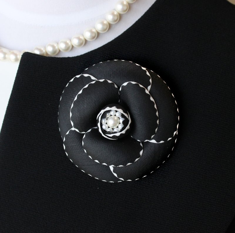 Camellia corsage brooch, diameter approx. 7cm, silk shantung, off black x ivory, CY041E-C7SP - เข็มกลัด/ข้อมือดอกไม้ - ผ้าไหม สีดำ