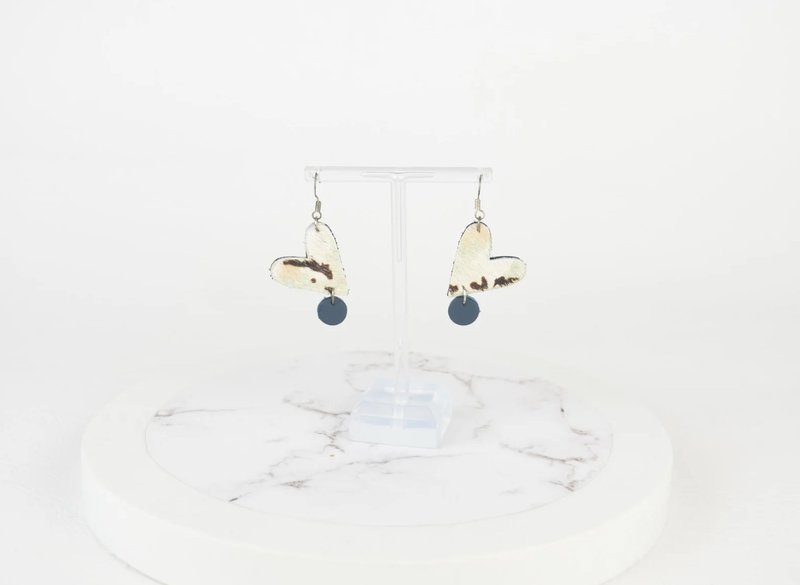 Heart Earrings Calf Hair in Cream and Blue Leather Sustainable Jewellery - 耳環/耳夾/耳骨夾 - 真皮 藍色