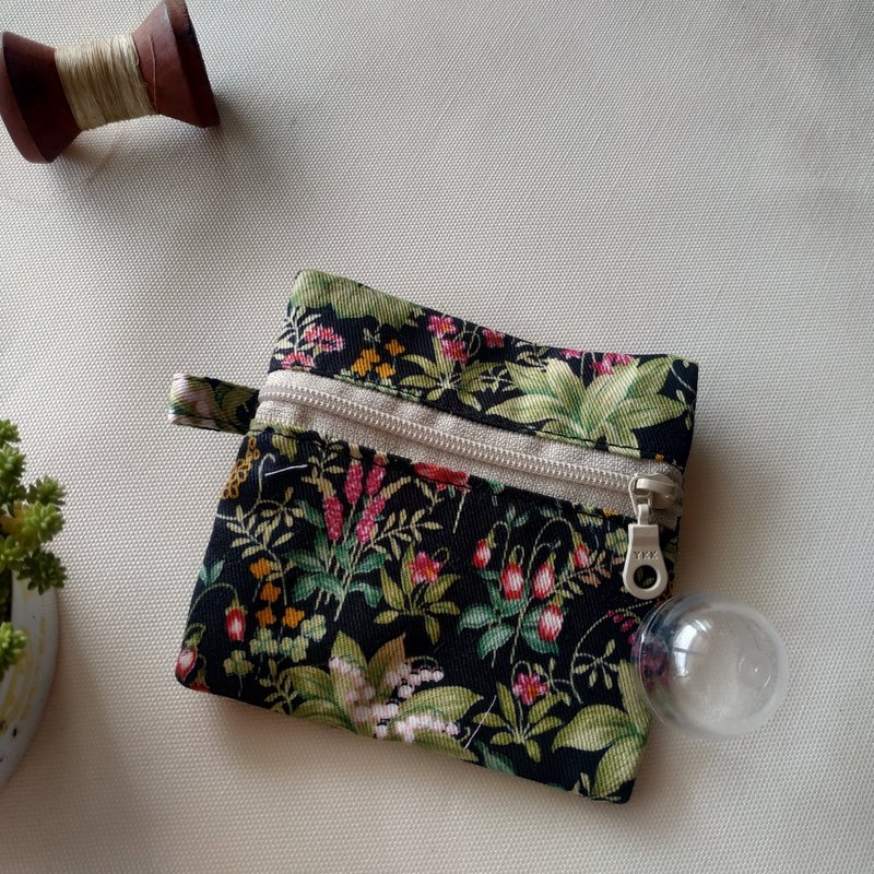 Summer clearance product small square dry coin purse card holder with many flowers - กระเป๋าใส่เหรียญ - ผ้าฝ้าย/ผ้าลินิน สีดำ