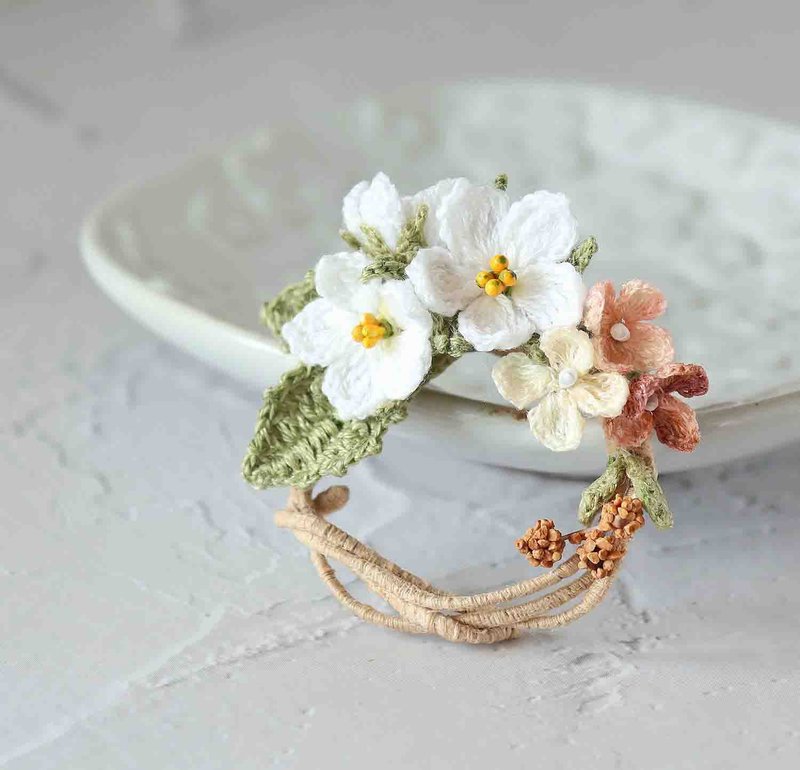 Hong Kong Hawthorn Wreath Brooch/Necklace Hand-Crocheted Fine Embroidery Thread - Brooches - Thread White