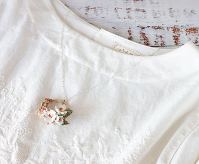 シャリンバイフラワーリースのブローチ/ネックレス 刺繍糸で