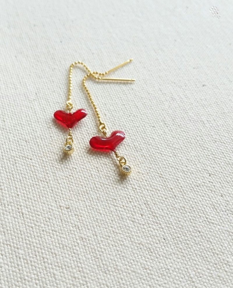 plump heart & bijou pierced earrings or clip-on earrings red - ต่างหู - เรซิน สีแดง