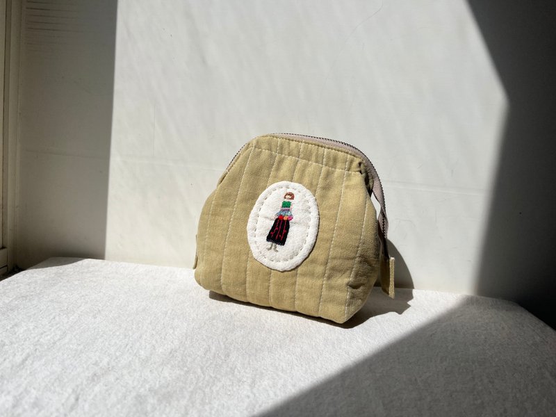 1000枚女子展-手刺繡手工衍縫支架拉鍊包-芥末 - 化妝包/收納袋 - 棉．麻 