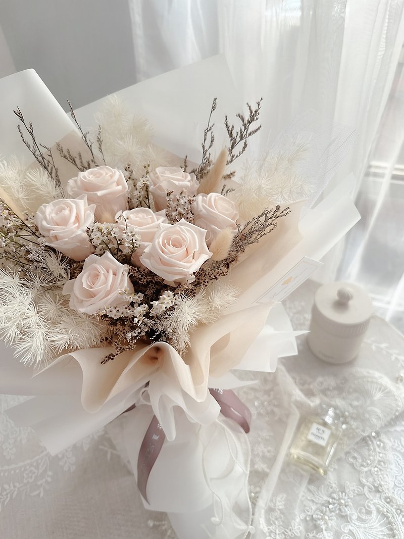 古典風格永生白玫瑰花束 - 乾花/永生花 - 植物．花 白色