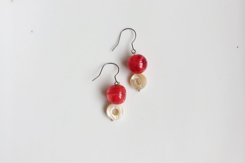 Strawberry 哔哔 Natural Stone Japanese Antique Bead Earrings - ต่างหู - แก้ว สีแดง