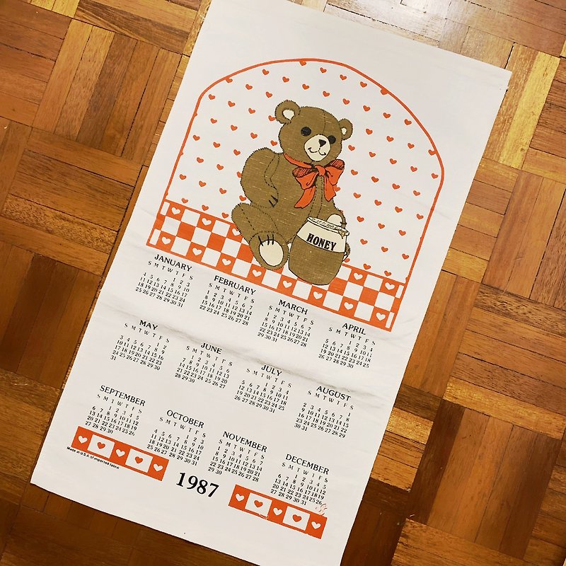 1987 Early American canvas monthly calendar bear - ตกแต่งผนัง - ผ้าฝ้าย/ผ้าลินิน สีแดง