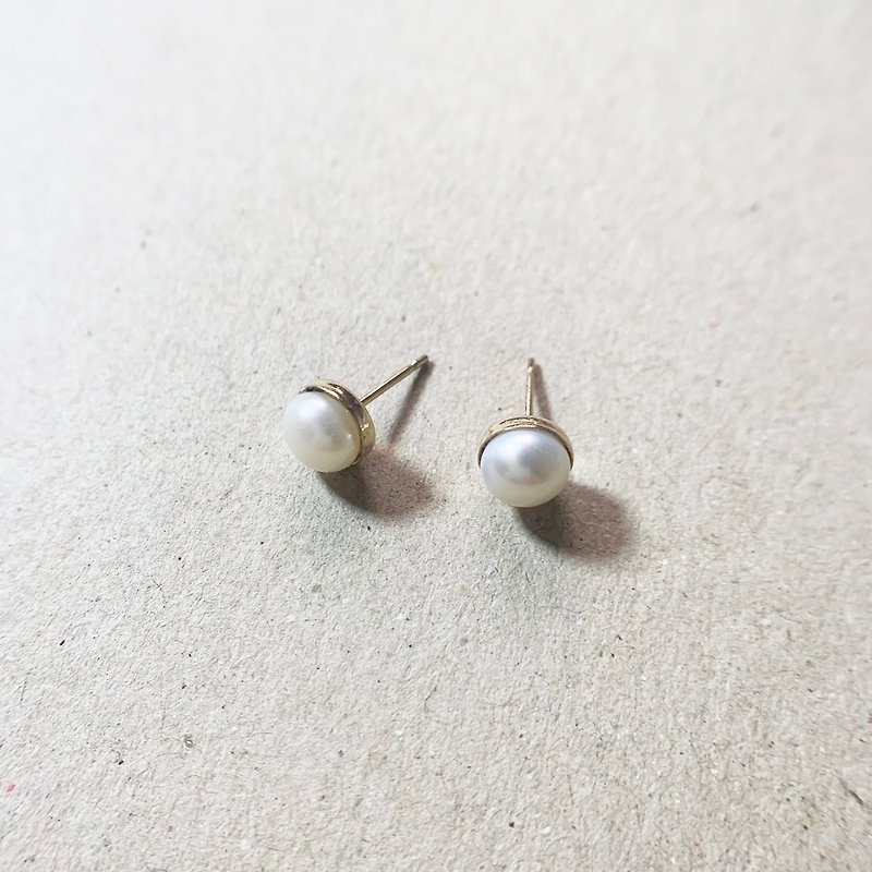 14KGF Eternal Moment Classic Pearl Small Earrings - ต่างหู - ไข่มุก สีทอง