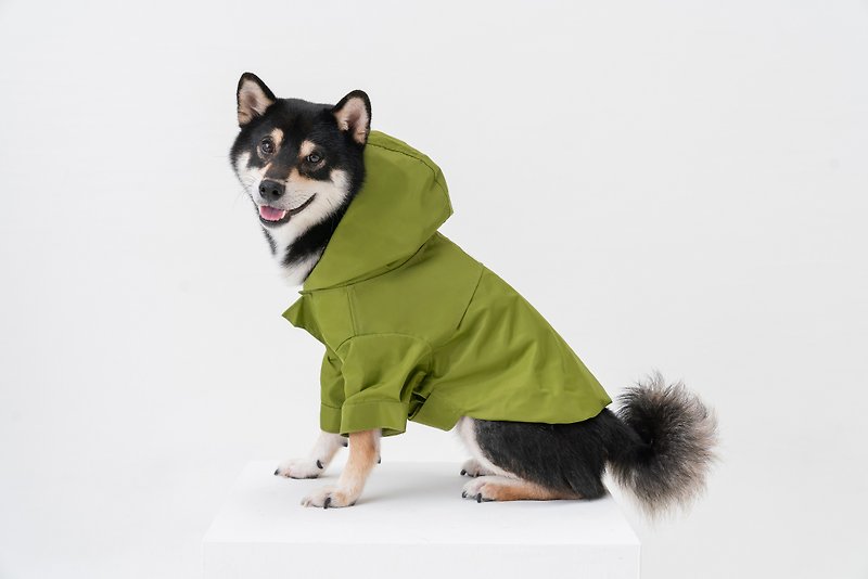 【PEHOM】 狗狗防潑水雨衣 | 可調節 魔術氈 牽繩孔 - 橄欖色 - 寵物衣服 - 尼龍 綠色