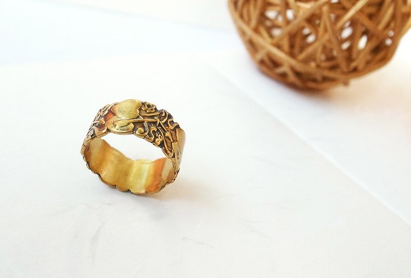 Sweet Qiu bit pure brass relief ring anti-allergic copper - แหวนทั่วไป - โลหะ สีทอง