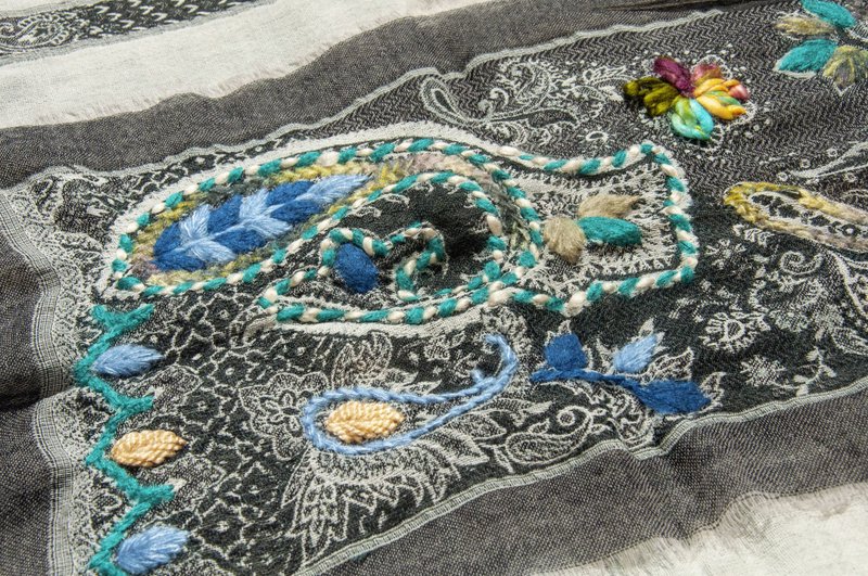 喀什米爾Cashmere/水煮羊毛披肩/針織圍巾/刺繡圍巾/羊絨披巾-花 - 圍巾/披肩 - 羊毛 多色