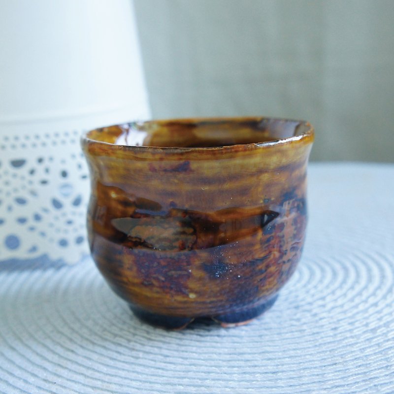 Lovely handmade ceramics [curved flowerpot, brown Tianmu] - เซรามิก - ดินเผา สีนำ้ตาล