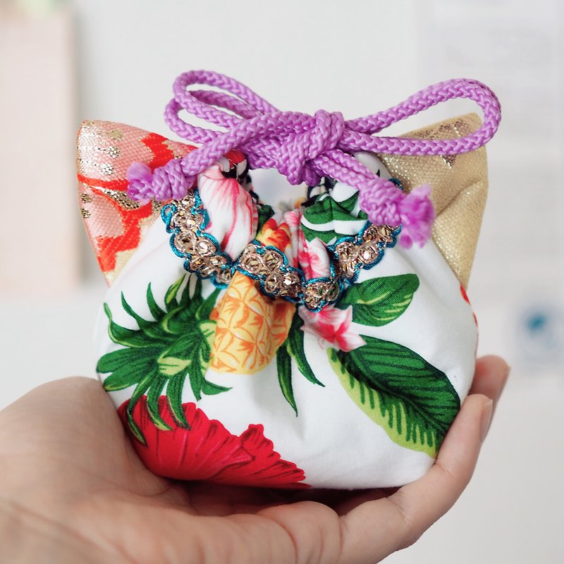 Cat-shaped Taiwanese flower lover pattern x silk fabric mini drawstring pouch (one piece) - Toiletry Bags & Pouches - Cotton & Hemp White